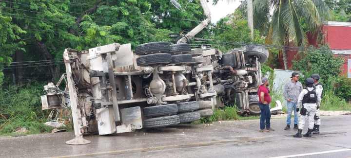 Accidente En Carretera Playa Del Carmen Tulum Grúa Volcada Y Poste De