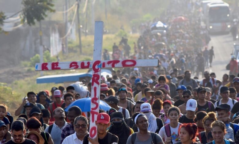 Cientos de migrantes salen en caravana de la frontera sur de México