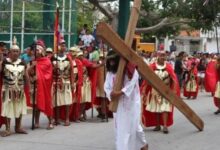 Viacrucis viviente en Playa del Carmen y Cancún culminarán en la playa