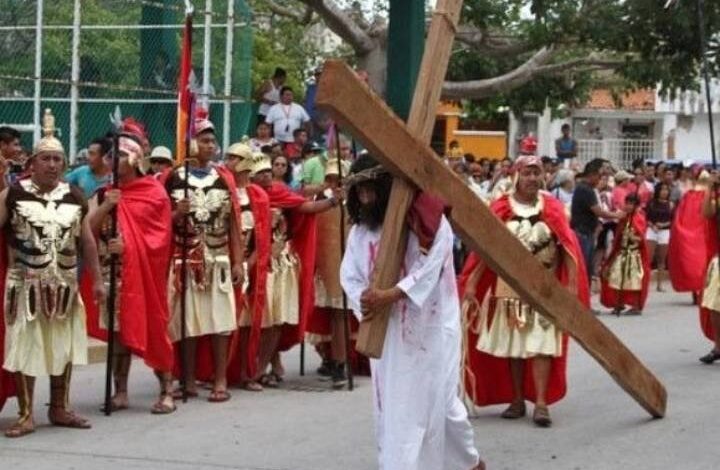 Viacrucis viviente en Playa del Carmen y Cancún culminarán en la playa