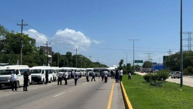 Bloquean taxistas bulevar de Playa del Carmen