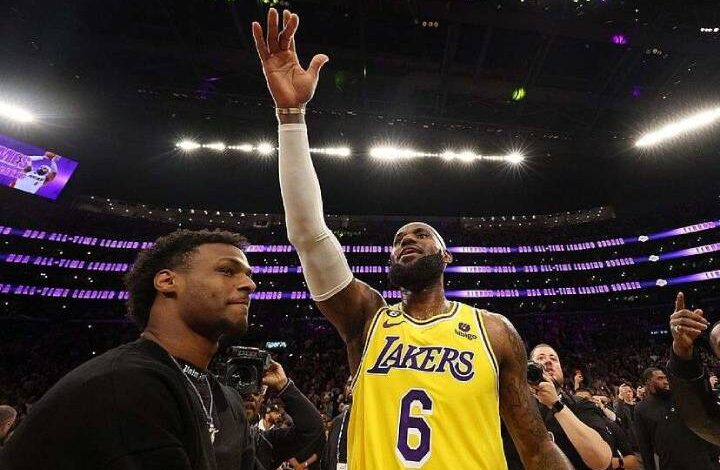 LeBron James Renueva con los Lakers por 2 Años y 104 Millones, Jugando con su Hijo Bronny