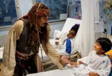 Johnny Depp hace felices a niños