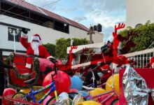 Cómo una caravana de Santa Claus alegra un pueblo de México 