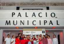 Iluminan de rojo el Palacio Municipal de Solidaridad, como símbolo de la lucha contra el VIH-Sida