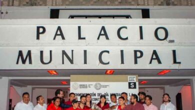 Iluminan de rojo el Palacio Municipal de Solidaridad, como símbolo de la lucha contra el VIH-Sida