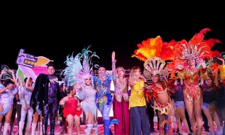 Vibrante noche en Playa del Carmen durante la elección de reinas y reyes del Carnaval 2025