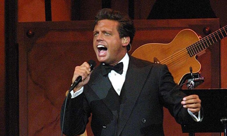 Luis Miguel Expresa Emoción al Cantar 